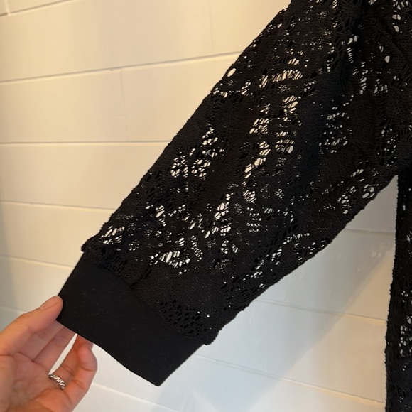 Beautiful crochet style 3/4 length top - Picture 5 of 7